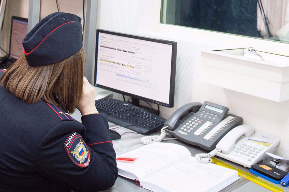 Полицейские юга столицы напоминают гражданам о возможности получения государственных услуг в электронном виде